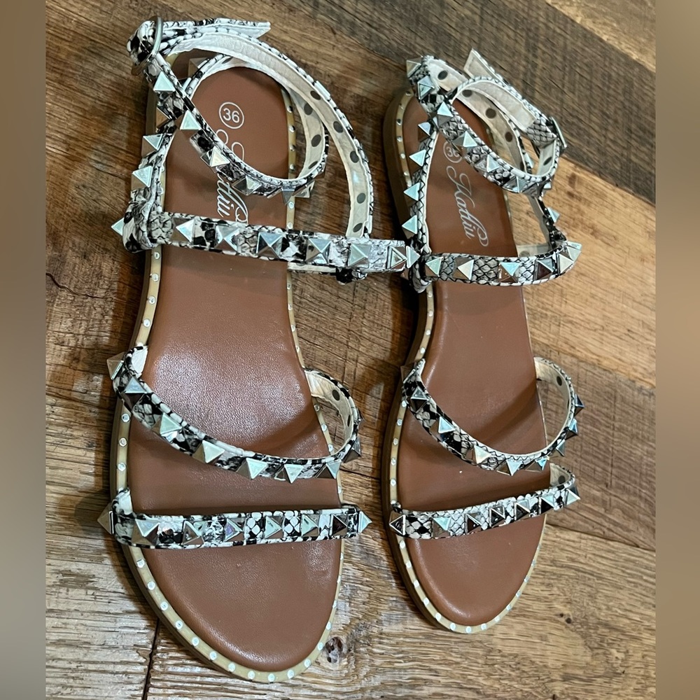 Sandals - Picture 5 of 6